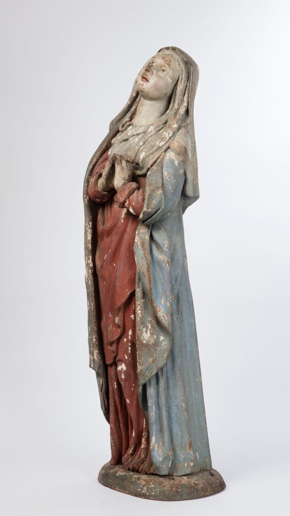Vierge de Calvaire provenant du Saint-Sépulcre du site de Lorette, Rochefort, Belgique. Statue en bois polychromé.