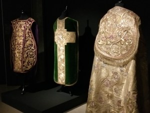Vêtements exposés (chasubles et chapes) à l'entrée de l'exposition du TAMAT (chasuble verte: cathédrale Saint-Aubain de Namur)