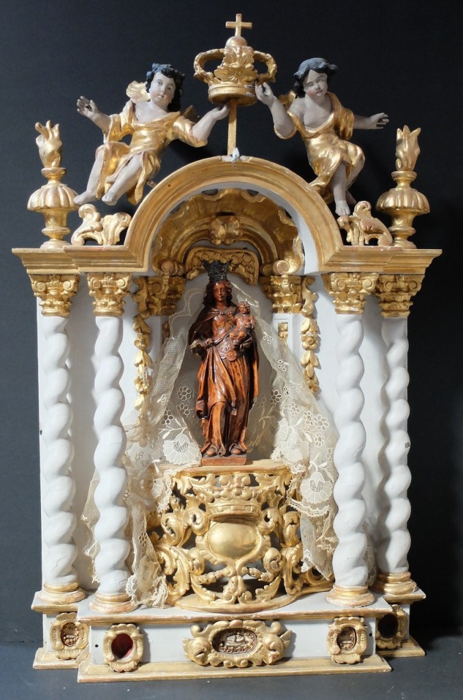 Oratoire miniature avec statuette de Vierge à l’Enfant. 18e siècle. Provient du couvent des Sœurs Ursulines de Namur. Namur, Musée diocésain.