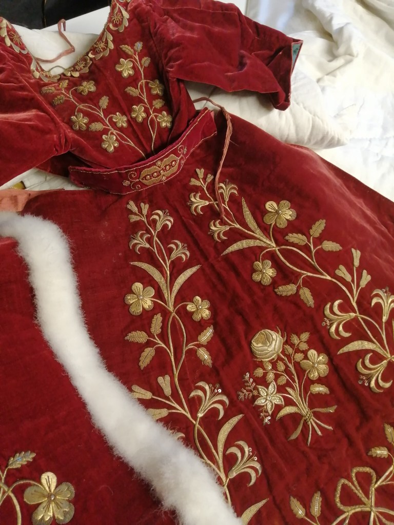 Robe d’une statue de Vierge à la cathédrale Saint-Aubain, 19e siècle. Namur, cathédrale Saint-Aubain.